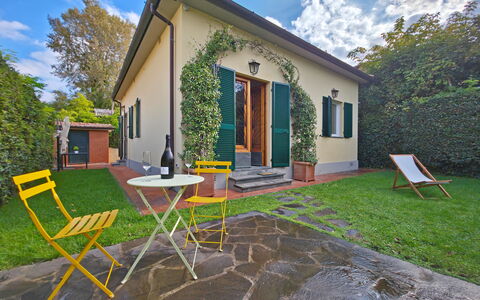 Villetta Tonfano: Deur, Huis, Tuin, Verblijf, Gazon, Backyard, Fiets, Werf, Landscaping