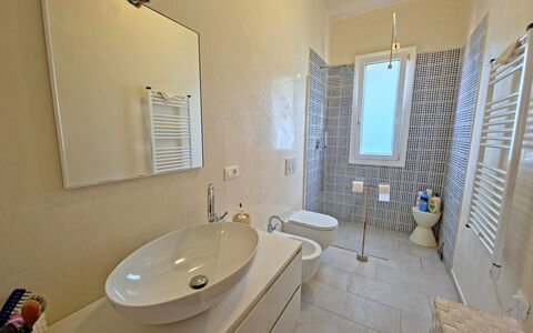 Villetta Tonfano: Flooring, Badkamer, Loodgieterswerkinrichting, Verdieping, Interieur Ontwerp, Wastafel In De Badkamer, Wastafel, Kraan, Loodgieter, Verlichting