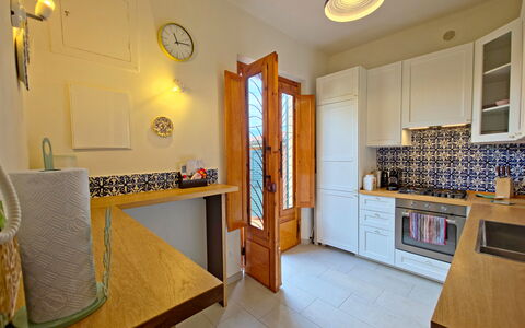 Villetta Tonfano: Interieur Ontwerp, Flooring, Countertop, Keuken, Hout, Cabinetry, Verdieping, Major Appliance, Toestel Van De Keuken, Meubilair