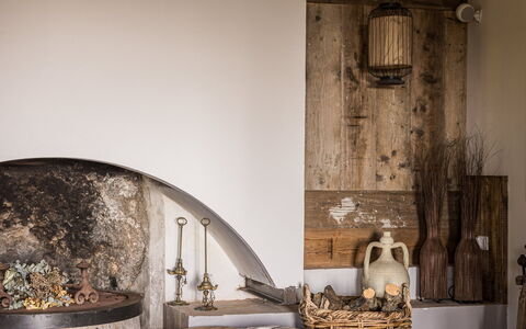 Villa Chiovada: Meubilair, Flooring, Interieur Ontwerp, Verdieping, Kamer, Natuurlijk Materiaal, Haard, Woonkamer, Stoel, Hardwood