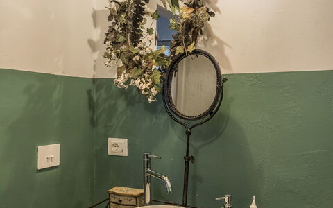 Villa Chiovada: Wastafel In De Badkamer, Interieur Ontwerp, Loodgieterswerkinrichting, Lichte Inrichting, Verlichting, Loodgieter, Wastafel, Kraan, Badkamer, Spiegel