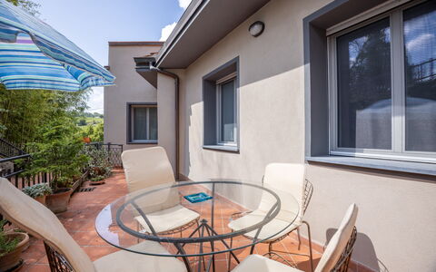 Il Ferrone Apartment with Garden - Greve in Chiant: Huis, Meubilair, Appartement, Stoel, Balkon, Schaduw, Daylighting, Beits, Kamerplant, Buitenmeubels