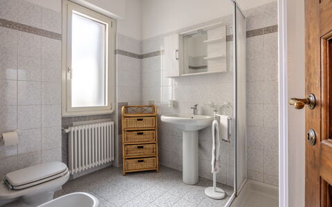Il Ferrone Apartment with Garden - Greve in Chiant: Muur, Loodgieterswerkinrichting, Flooring, Verdieping, Badkamer, Interieur Ontwerp, Toilet, Wastafel, Wastafel In De Badkamer, Loodgieter