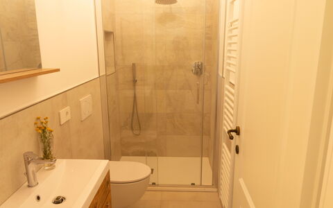 Marina's Lodge: Badkamer, Loodgieterswerkinrichting, Flooring, Wastafel In De Badkamer, Muur, Verdieping, Interieur Ontwerp, Wastafel, Badkamerkast, Spiegel