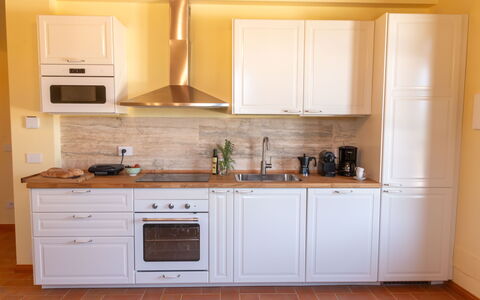 Marina's Lodge: Keuken, Cabinetry, Countertop, Toestel Van De Keuken, Flooring, Hout, Interieur Ontwerp, Major Appliance, Meubilair, Verdieping