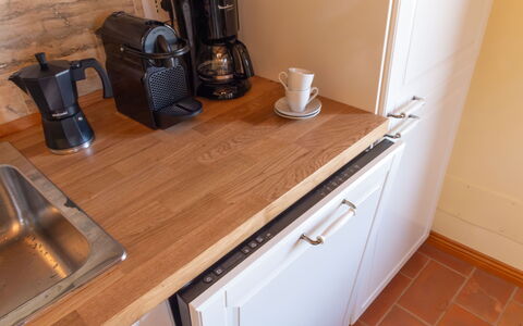 Marina's Lodge: Tableware, Voedsel, Toestel Van De Keuken, Keuken, Ingrediënt, Countertop, Beits, Serveware