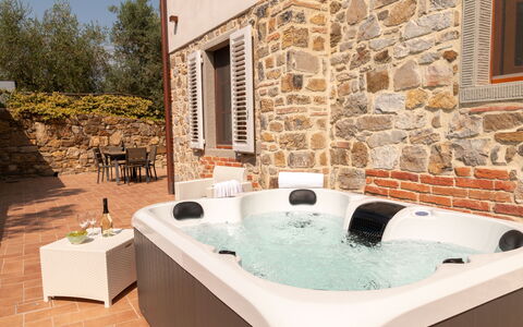 Marina's Lodge: Meubilair, Loodgieterswerkinrichting, Toevlucht, Zwembad, Bad, Jacuzzi, Kamerplant, Stoel, Eco Hotel