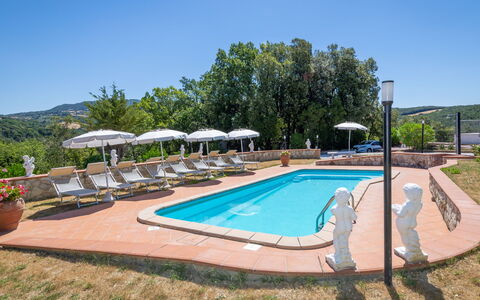 Enda: Zwembad, Toevlucht, Eco Hotel, Hotel, Badplaats, Villa, Buitenmeubels, Paraplu, Ligstoel