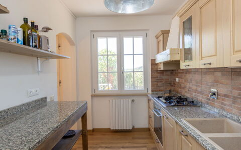 Enda: Keuken, Countertop, Cabinetry, Interieur Ontwerp, Toestel Van De Keuken, Flooring, Meubilair, Major Appliance, Hout, Verdieping
