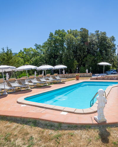 Enda: Zwembad, Toevlucht, Eco Hotel, Hotel, Badplaats, Villa, Buitenmeubels, Paraplu, Ligstoel