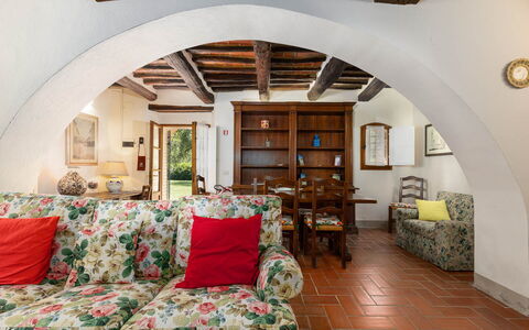 Mulino di Carpineto with Pool Gaiole in Chianti: Meubilair, Muur, Huis, Flooring, Interieur Ontwerp, Huis, Tafel, Bankstel, Woonkamer, Kamer