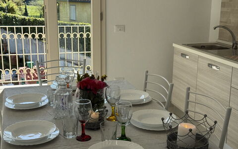 Villa al Glicine Proprietà: Meubilair, Tableware, Interieur Ontwerp, Tafel, Flooring, Keuken En Eettafel, Stoel, Eetkamer, Verlichting, Serveware