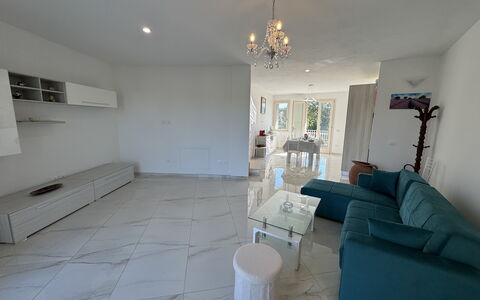 Villa al Glicine Proprietà: Flooring, Verdieping, Interieur Ontwerp, Meubilair, Bankstel, Plafond, Woonkamer, Kamer, Appartement