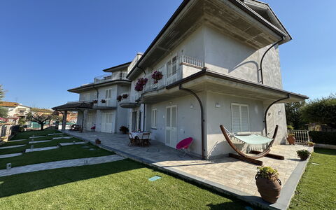 Villa al Glicine Proprietà: Gebouw, Venster, Woongebied, Huis, Huis, Dak, Landgoed, Menselijke Nederzetting, Villa, Gazon