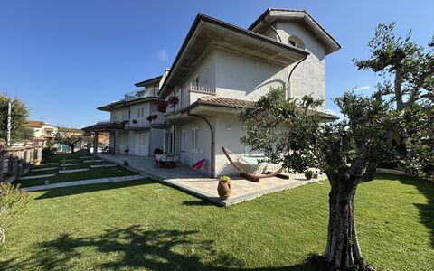 Villa al Glicine Proprietà: Gebouw, Woongebied, Huis, Huis, Architectuur, Dak, Landgoed, Tuin, Gazon, Herenhuis