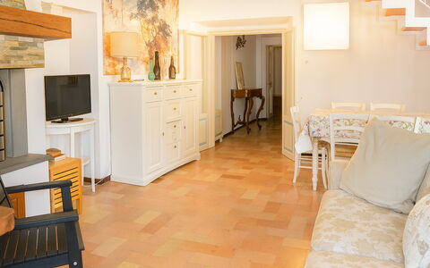 Appartamento la Fontana, Assisi: Meubilair, Interieur Ontwerp, Flooring, Verdieping, Hout, Plafond, Kamer, Verlichting, Woonkamer, Bankstel