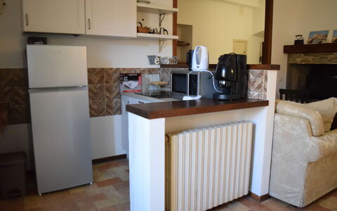 Appartamento la Fontana, Assisi: Meubilair, Flooring, Hout, Interieur Ontwerp, Verdieping, Toestel Van De Keuken, Kamer, Countertop, Major Appliance, Keuken