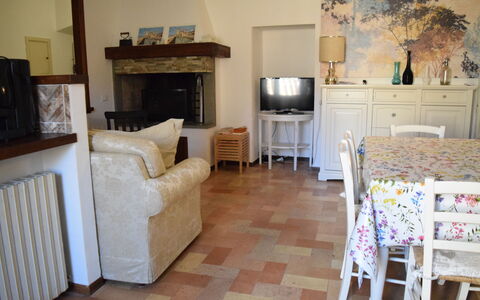 Appartamento la Fontana, Assisi: Meubilair, Flooring, Interieur Ontwerp, Verdieping, Hout, Kamer, Tafel, Stoel, Verlichting, Woonkamer