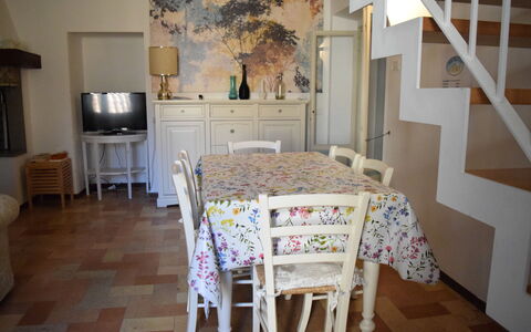 Appartamento la Fontana, Assisi: Meubilair, Interieur Ontwerp, Flooring, Hout, Verdieping, Eetkamer, Stoel, Tafel, Keuken En Eettafel, Kamer