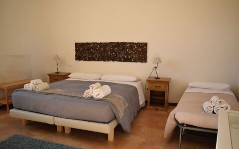 Appartamento la Fontana, Assisi: Meubilair, Bed, Slaapkamer, Laken, Interieur Ontwerp, Bedding, Hout, Textiel, Verdieping, Kamer