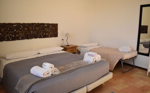 Appartamento la Fontana, Assisi: Bed, Meubilair, Slaapkamer, Laken, Interieur Ontwerp, Bedding, Verdieping, Bed Frame, Kamer, Linens