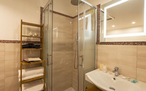 Appartamento la Fontana, Assisi: Badkamer, Loodgieterswerkinrichting, Flooring, Interieur Ontwerp, Muur, Verdieping, Spiegel, Wastafel, Kraan, Wastafel In De Badkamer