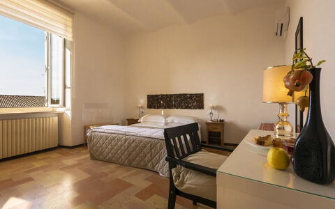 Appartamento la Fontana, Assisi: Meubilair, Bed, Interieur Ontwerp, Slaapkamer, Muur, Flooring, Verdieping, Kamer, Laken, Hout