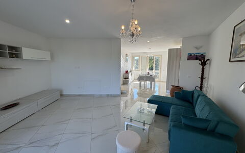 Villa al Glicine: Flooring, Verdieping, Meubilair, Interieur Ontwerp, Bankstel, Plafond, Woonkamer, Kamer, Appartement