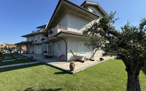 Villa al Glicine: Gebouw, Woongebied, Huis, Huis, Dak, Architectuur, Landgoed, Gazon, Tuin, Herenhuis