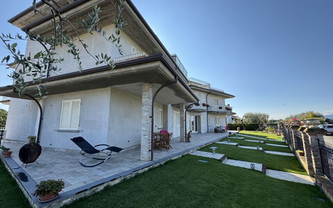 Villa al Glicine: Woongebied, Huis, Huis, Architectuur, Dak, Landgoed, Balkon, Herenhuis, Hacienda, Villa