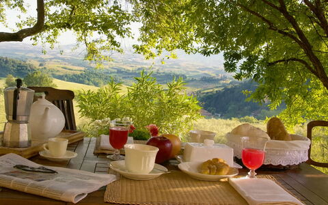 Novellina: Tableware, Meubilair, Tafel, Voedsel, Drinkware, Tafelkleed, Serveware, Dishware, Bord, Ontbijt