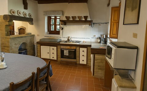 Novellina: Keuken, Interieur Ontwerp, Flooring, Hout, Meubilair, Toestel Van De Keuken, Countertop, Plafond, Cabinetry, Kamer