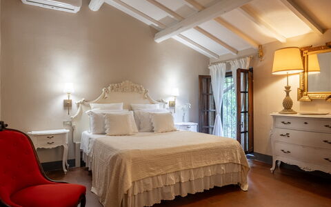 Podere la Botte, Pool, Lari: Meubilair, Bed, Interieur Ontwerp, Slaapkamer, Bedding, Laken, Textiel, Linens, Verdieping, Flooring