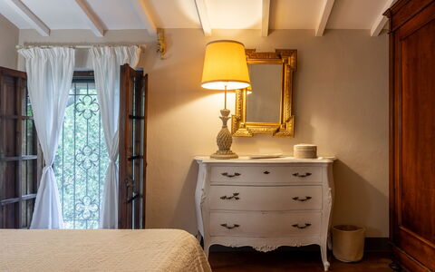 Podere la Botte, Pool, Lari: Meubilair, Bed, Interieur Ontwerp, Slaapkamer, Muur, Bedding, Hout, Laken, Verlichting, Kamer