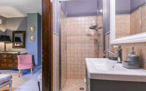 Podere la Botte, Pool, Lari: Badkamer, Interieur Ontwerp, Muur, Loodgieterswerkinrichting, Flooring, Verdieping, Wastafel, Spiegel, Bad, Wastafel In De Badkamer