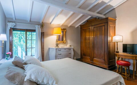 Podere la Botte, Pool, Lari: Meubilair, Bed, Slaapkamer, Interieur Ontwerp, Laken, Bedding, Verlichting, Flooring, Bed Frame, Kamer