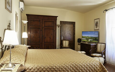 Villa Medicea Lo Sprocco: Meubilair, Bed, Interieur Ontwerp, Slaapkamer, Bedding, Laken, Muur, Hout, Kamer, Flooring