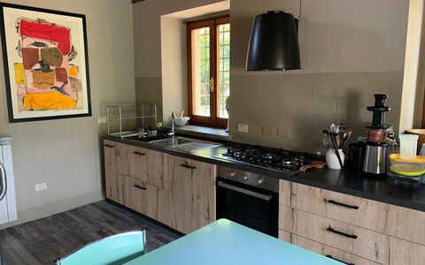 Villa Vindelbono: Keuken, Countertop, Meubilair, Toestel Van De Keuken, Hout, Flooring, Interieur Ontwerp, Cabinetry, Major Appliance, Huishoudapparatuur