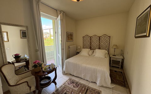 Liz: Meubilair, Flooring, Verdieping, Interieur Ontwerp, Verlichting, Slaapkamer, Bed, Kamer, Linens, Bedding