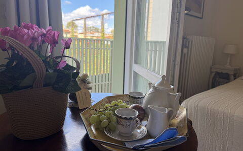 Liz: Interieur Ontwerp, Meubilair, Serveware, Kamer, Drinkware, Stoel, Dishware, Tafelkleed, Linens, Bord