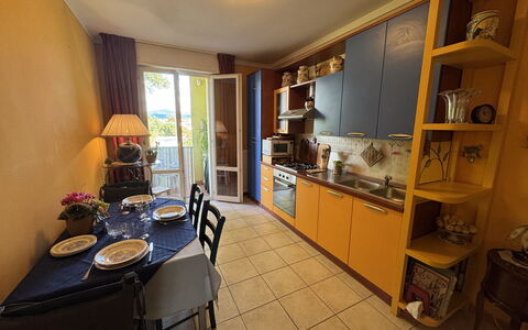 Liz: Flooring, Verdieping, Interieur Ontwerp, Meubilair, Appartement, Keuken, Kamer, Major Appliance, Stoel, Countertop