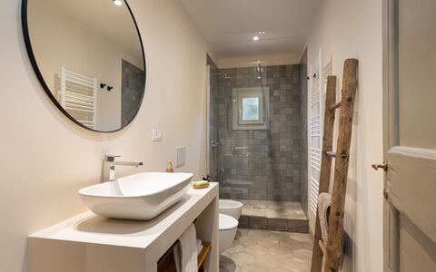 La Morella: Badkamer, Loodgieterswerkinrichting, Flooring, Muur, Interieur Ontwerp, Verdieping, Spiegel, Toilet, Wastafel In De Badkamer, Wastafel