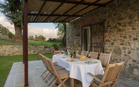 La Morella: Meubilair, Buitenmeubels, Stoel, Keuken En Eettafel, Flagstone, Stenen Muur, Buitentafel, Backyard, Tuin, Schaduw