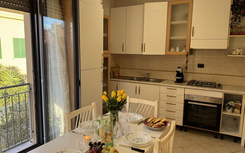 Al Civico 80: Meubilair, Flooring, Hout, Interieur Ontwerp, Toestel Van De Keuken, Keuken, Verdieping, Major Appliance, Keuken En Eettafel, Countertop