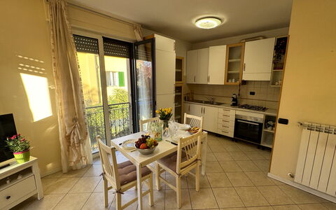 Al Civico 80: Meubilair, Hout, Flooring, Interieur Ontwerp, Verdieping, Keuken En Eettafel, Stoel, Tafel, Eetkamer, Kamer