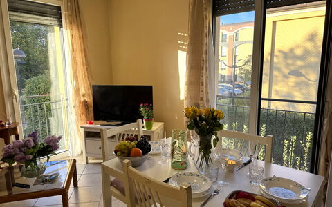 Al Civico 80: Meubilair, Stoel, Tafel, Hout, Interieur Ontwerp, Eetkamer, Keuken En Eettafel, Flooring, Kamer, Verdieping