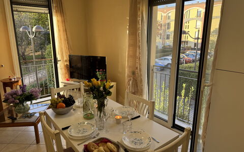 Al Civico 80: Meubilair, Hout, Interieur Ontwerp, Stoel, Tafel, Flooring, Keuken En Eettafel, Eetkamer, Verdieping, Kamer