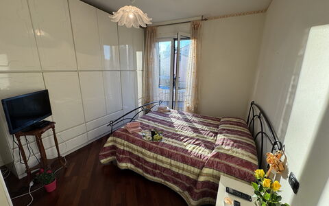 Al Civico 80: Bed, Meubilair, Slaapkamer, Interieur Ontwerp, Verdieping, Flooring, Laken, Kamer, Bedding, Hout