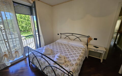 Al Civico 80: Bed, Balkon, Slaapkamer, Bedding, Stoel, Bed Frame, Villa, Hotel, Laken, Leuning