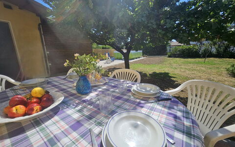Villa Lory: Meubilair, Tafel, Stoel, Tafelkleed, Buitenmeubels, Tuin, Buitentafel, Keuken En Eettafel, Schaduw, Gazon